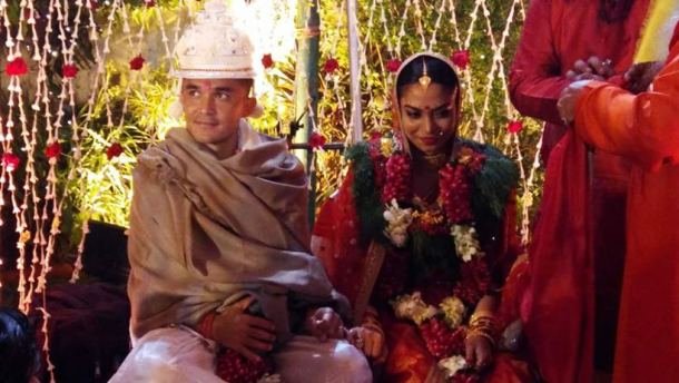 बरात में सुनील पारंपरिक नेपाली वेशभूषा में पहुंचे। उन्होंने नेपाली शादियों में दुल्हे द्वारा पहने जाने वाली टोपी भी पहन रखी थी।
