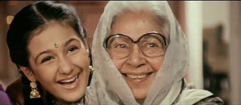 फिल्मों में मां और दादी के रोल करने वाली अचला सचदेव अपने जीवन के अंतिम दिनों में बेहद तन्हा रहीं। उनके बेटे ज्योतिन अमेरिका में रहते हैं जो कभी कभार ही आते थे। अंतिम दिनों में हॉस्पिटल में भर्ती अचला सचदेव के पास कोई तिमारदारी के लिए भी नहीं था।