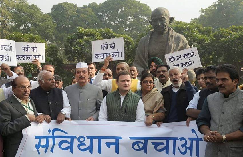 पार्टी के स्‍थापना दिवस के मौके पर कांग्रेस अध्‍यक्ष राहुल गांधी ने दिल्‍ली में संविधान बचाने का आह्वान किया। फोटाे: पीटीआई