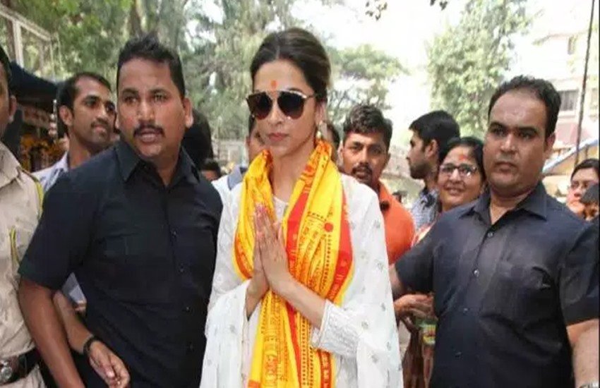 बॉलीवुड अभिनेत्री दीपिका पादुकोण भगवान गणेश में विश्वास करती हैं। इसी कारण से वो अपनी हर फिल्म की रिलीज से पहले मुंबई के सिद्धी विनायक मंदिर में प्रार्थना करने जाती हैं। दीपिका ने अब तक कई हिट फिल्में की हैं, माना जाता है कि सिद्धी विनायक जाना उनका लकी चार्म है।