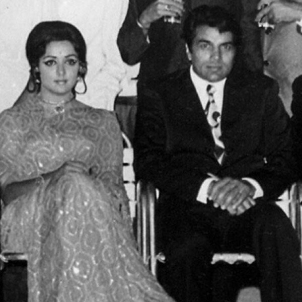 साल 1979 में धर्मेंद्र ने बेहद सादे समारोह में हेमा मालिनी संग शादी कर ली। क्योंकि धर्मेंद्र पहले से शादी शुदा थे इसलिए हेमा इस रिश्ते के लिए जल्दी तैयार नहीं हुई। पहली पत्नी को बिना छोड़े दूसरी शादी गैर कानूनी होने के कारण धर्मेंद्र को शादी के लिए धर्म तक बदलना पड़ा था। धर्मेंद्र की पहली शादी प्रकाश कौर से हुई, जिनसे उन्‍हें दो बेटे सनी देओल और बॉबी देओल हैं। हेमा-धर्मेंद्र की दो बेटियां हैं- ईशा और अहाना।