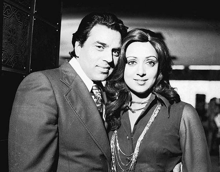 धर्मेंद और हेमा मालिनी ने साल 1979 में शादी की थी। दोनों सुपरस्टार थे लेकिन ये शादी किसी और कारण से सुर्खियों में रही। धर्मेंद्र पहले से शादीशुदा थे और पहली पत्नी के रहते वो दूसरी शादी नहीं कर सकते थे। इसलिए उन्होंने हेमा से शादी करने के लिए धर्म बदला था।