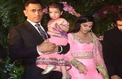 विराट-अनुष्का रिसेप्शन: चाचू की पार्टी में टशन के साथ पहुंची जीवा, देखिए पापा की एंट्री पर बना कैसा धमाकेदार माहौल