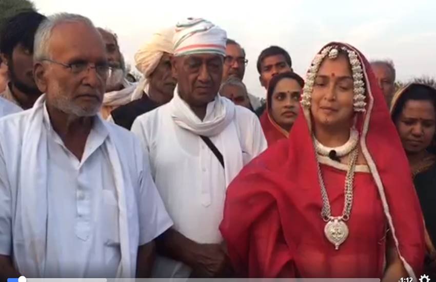 Congress leader Digvijay singh, Amrita rai, Narmada yatra, Digvijay singh Narmada yatra, Digvijay singh wife Amrita rai, narmada yatra 2017, madhya pradesh news, MP news, Bhopal news, News in Hindi, Jansatta