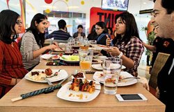 जीएसटी घटने के बाद भी होटल वाले पकड़ा रहे हैं ज्यादा बिल तो आप ऐसे सिखा सकते हैं सबक