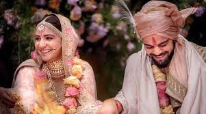 अनुष्का और विराट ने खुद अपनी शादी की पिक्चर शेयर करते हुए इस शादी की जानकारी दी।