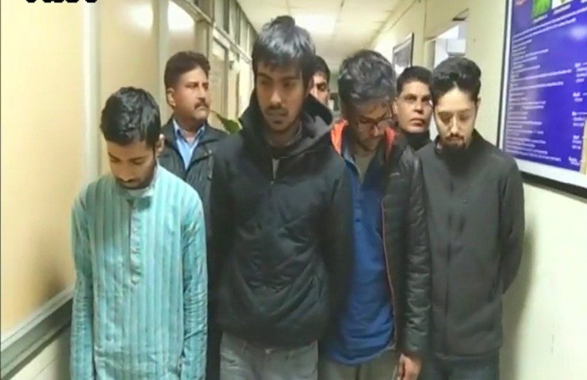 ड्रग रैकेट में गिरफ्तार राष्‍ट्रीय राजधानी क्षेत्र के प्रतिष्ठित यूनिवर्सिटी के छात्र। (सोर्स: एएनआई)