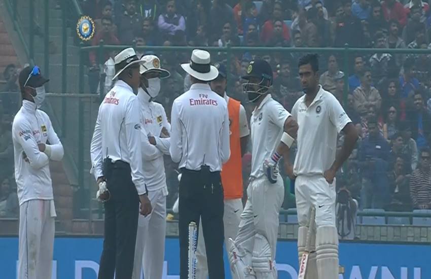 श्रीलंका के पांच खिलाड़ी प्रदूषण से बचने के लिए मास्क पहन कर उतरे थे। (फोटो सोर्स- Hotstar) श्रीलंका के पांच खिलाड़ी प्रदूषण से बचने के लिए मास्क पहन कर उतरे थे। (फोटो सोर्स- Hotstar)