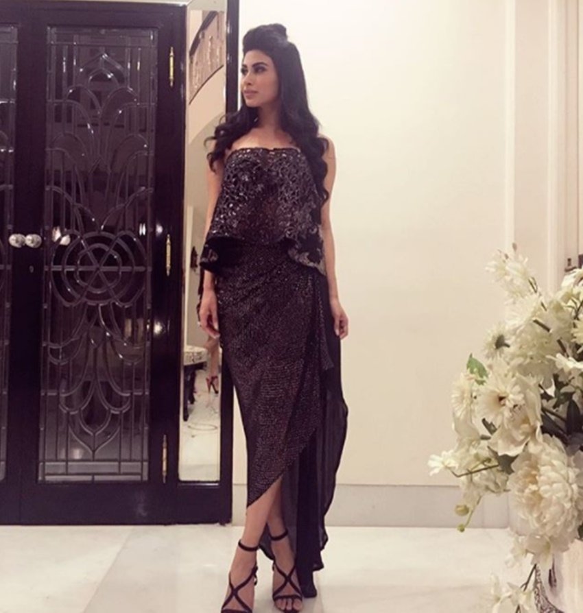 mouni roy, actress mouni roy,mouni roy fitness goal, mouni roy fitness, mouni roy fitnees SECRET, SECRET behind mouni roy PERFECT hourglass FIGURE, tv actress mouni roy, bollywood actress mouni roy, Akshay kumar, actor Akshay kumar, bollywood actor Akshay kumar, akshay kumar, mouni roy, mouni roy, mouni roy pics, television, entertainment, jansatta