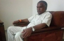 भेदभाव: सवर्ण मंत्री ने स्टील की थाली में किया भोजन, पर दलित विधायक ने पत्तल में खाया!