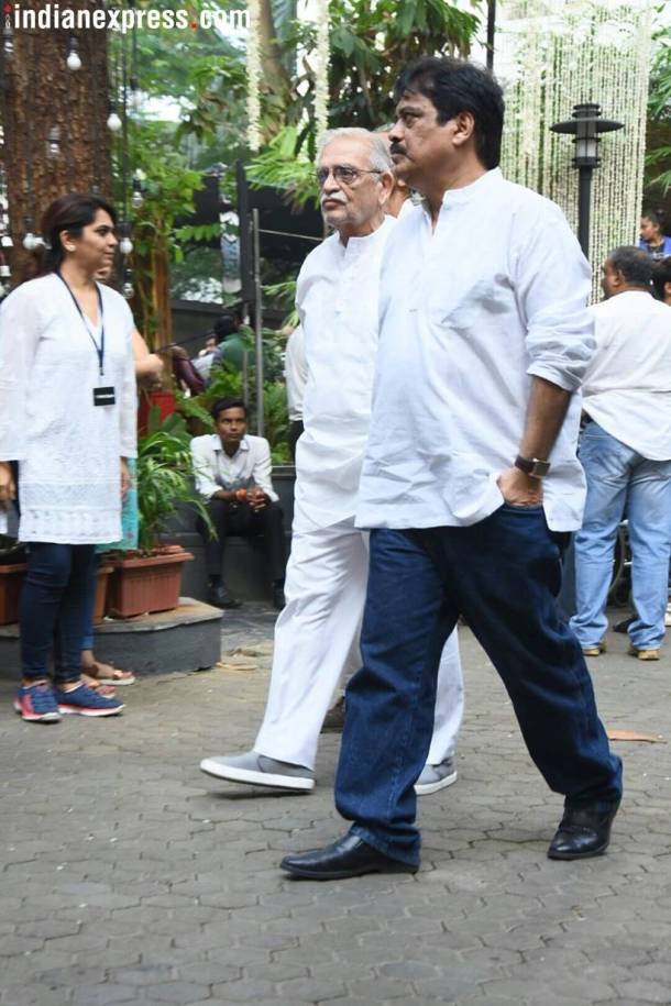 गुलजार शशि कपूर की प्रार्थना सभा में जाते हुए। (Source: Photo by Varinder Chawla)
