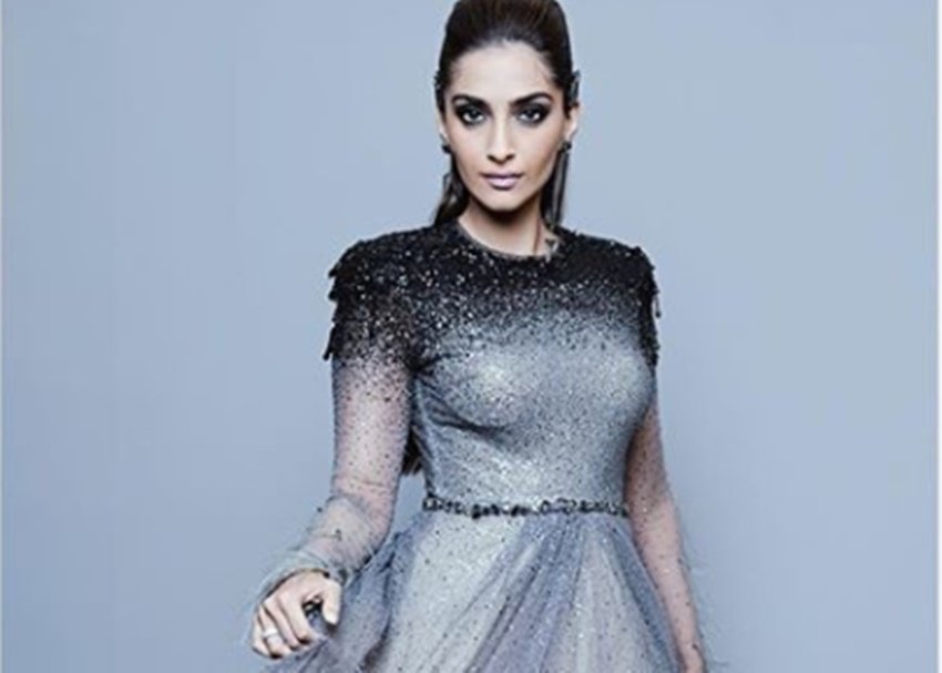 Bollywood Celebs, Bollywood Celebrities, famous Bollywood Celebrities, Shocking Obsessions, Shocking habits, Vidya Balan, Preity Zinta, Priyanka Chopra, Sonam Kapoor, Kangana Ranaut, Tattoos, Shah Rukh Khan, denim jeans, bollywood celebs, entertainment, jansatta