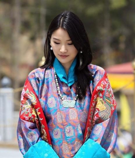 महारानी जेत्सुन पेमा इंस्टाग्राम पर काफी लोकप्रिय हैं। इंस्टाग्राम पर उन्हें करीब 70 हजार लोग फॉलो करते हैं जबकि महारानी जेत्सुन सिर्फ अपनी पति महाराजा जिग्मे खेसर का अकाउंट ही फॉलो करती हैं।