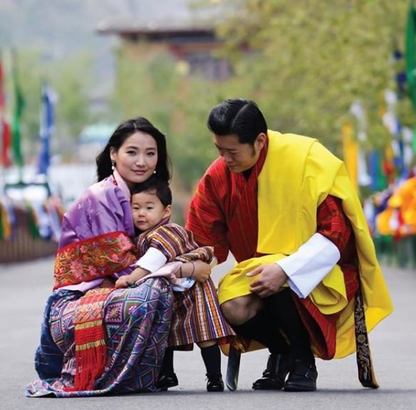 महारानी जेत्सुन पेमा वांगचुक अपने पति महाराजा जिग्मे खेसर नामग्याल वांगचुक और बेटे जिग्मे नामग्याल वांगचुक के साथ।