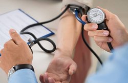 हाई ब्लडप्रेशर के इन 6 लक्षणों को कभी न करें इग्नोर, गंभीर हो सकता है मामला