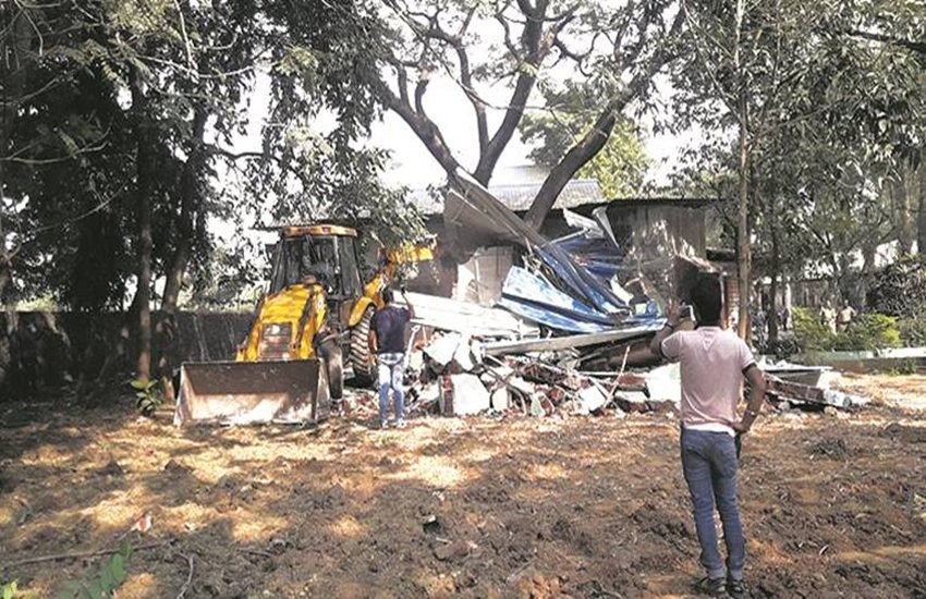 बिग बॉस के सेट पर बुलडोजर चला (एक्सप्रेस फोटो)