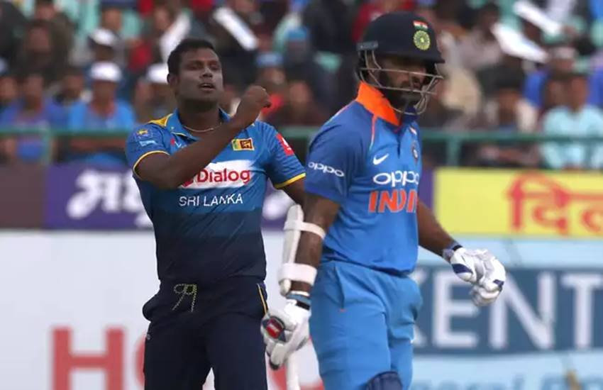 शिखर धवन का विकेट चटकाने के बाद एंजेलो मैथ्यूज। (Photo Courtesy: cricbuzz.com)