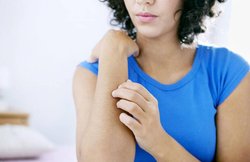 बरसात में स्किन की खुजली में बेहद काम आ सकते हैं ये घरेलू उपाय