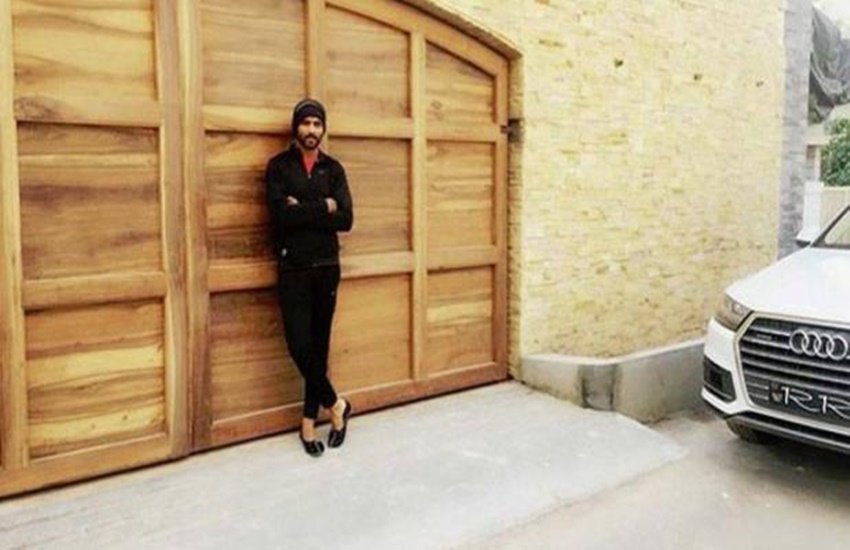 अपने नए बंगले के बाहर खड़े रवींद्र जडेजा। (Photo Courtesy: instagram)