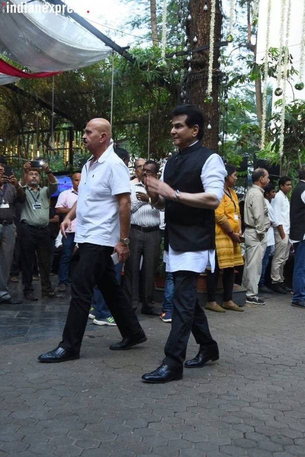 जीतेंद्र और राकेश रोशन प्रार्थना सभा की ओर जाते हुए। (Source: Photo by Varinder Chawla)
