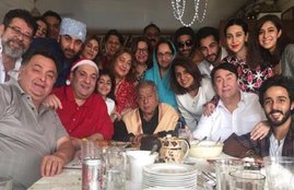 Shashi Kapoor, Shashi Kapoor Photos, Shashi Kapoor last photo, Shashi Kapoor family photo, kapoor family, Karishma Kapoor, Kunal Kapoor, Ranbir Kapoor, Rishi kapoor, babita kapoor, nitu kapoor, rajiv kapoor, entertainment, jansatta