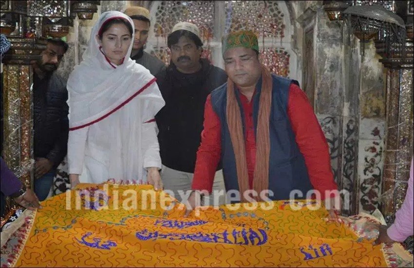 कैटरीन कैफ अजमेर शरीफ की दरगाह में विश्वास रखती हैं, इसी कारण से अपनी कई फिल्मों की रिलीज से पहले वो अजमेर की ख्वाजा मोइनुद्दीन चिश्ती की दरगाह पर दुआ मांगने के लिए जाती हैं।
