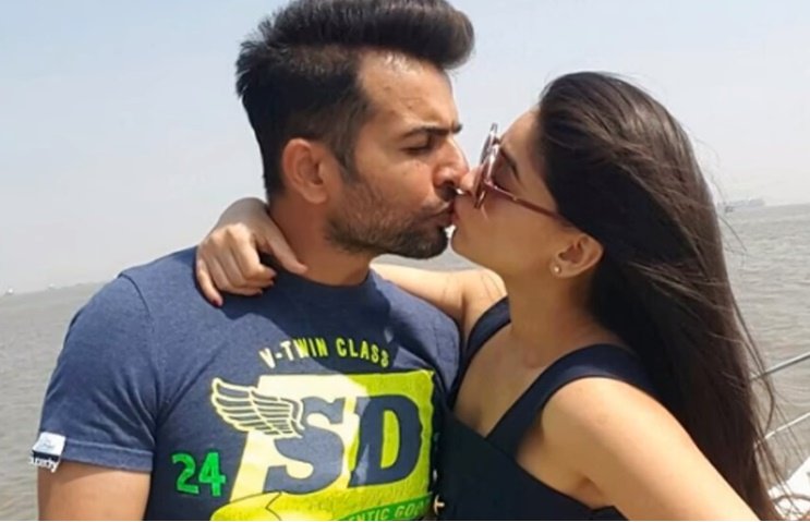 Tv celeb kisses in public place, Divyanka Tripathi, tv actress Divyanka Tripathi, actress Divyanka Tripathi, Divyanka Tripathi kiss in public place, Divyanka Tripathi kiss vivek dahiya, vivek dahiya, Shama Sikander, actress Shama Sikander, Shama Sikander, James Milliron, Ruslaan Mumtaz, Kishwer Merchantt and Suyyash Rai, Kishwer Merchantt kiss, actor Suyyash Rai, Anita Hassanandani, actress Anita Hassanandani, shagun, rohit reddy, karan kundra, actor karan kundra, anusha dandeker, maahi vij, jaibhanushali, ravi dubey, actor ravi dubey, sargun mehta, television, Entertainment, Jansatta