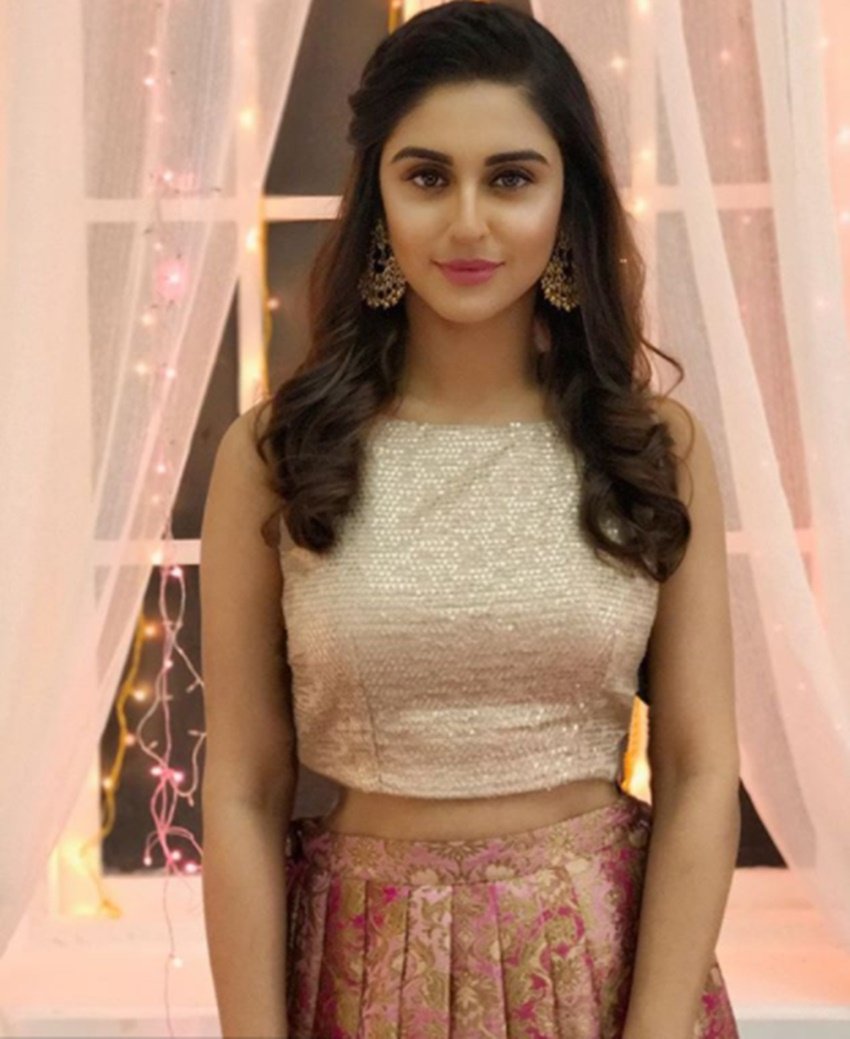 krystle dsouza, actress krystle dsouza, Tv Actress krystle dsouza, krystle dsouza photo, Karan Tacker, actor Karan Tacker, Belan Wali Bahu, comedy show Belan Wali Bahu, Belan Wali Bahu actress, krystle dsouza, colours, TV show, comedy show, television, enteratinment, jansatta