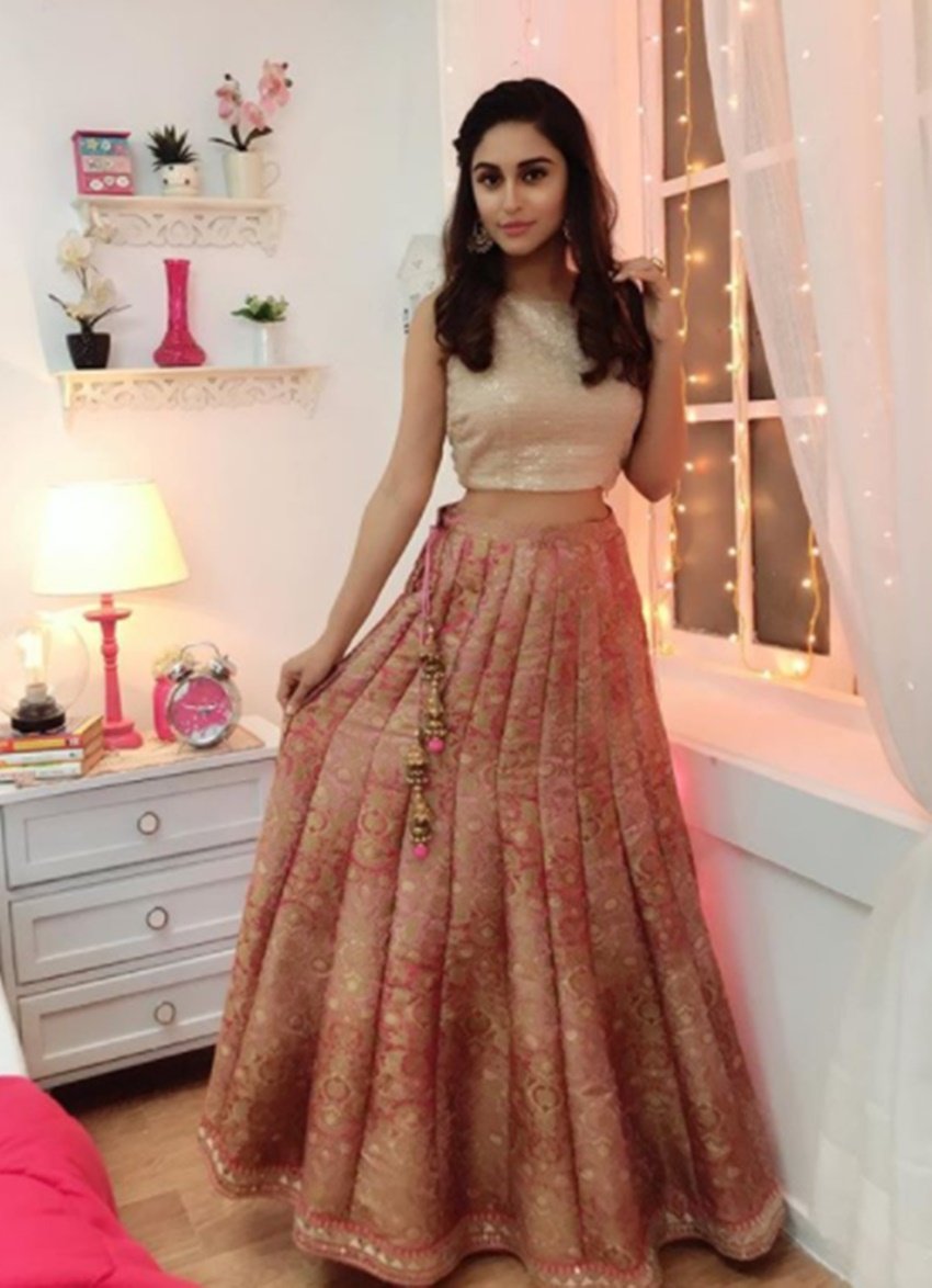 krystle dsouza, actress krystle dsouza, Tv Actress krystle dsouza, krystle dsouza photo, Karan Tacker, actor Karan Tacker, Belan Wali Bahu, comedy show Belan Wali Bahu, Belan Wali Bahu actress, krystle dsouza, colours, TV show, comedy show, television, enteratinment, jansatta