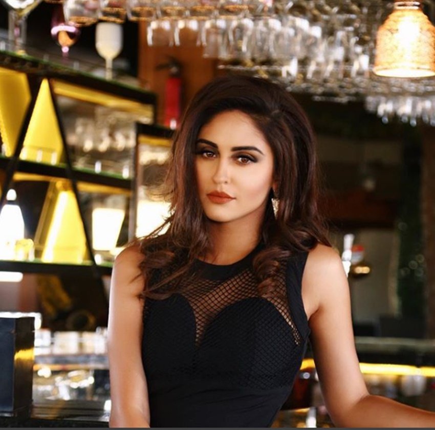 krystle dsouza, actress krystle dsouza, Tv Actress krystle dsouza, krystle dsouza photo, Karan Tacker, actor Karan Tacker, Belan Wali Bahu, comedy show Belan Wali Bahu, Belan Wali Bahu actress, krystle dsouza, colours, TV show, comedy show, television, enteratinment, jansatta