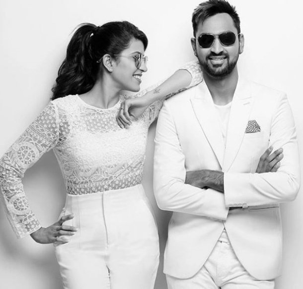 क्रुणाल स्पिन गेंदबाजी करते हैं और बाएं हाथ के विस्फोटक बल्लेबाज वो मुंबई इंडियंस के लिए खेलते हैं।