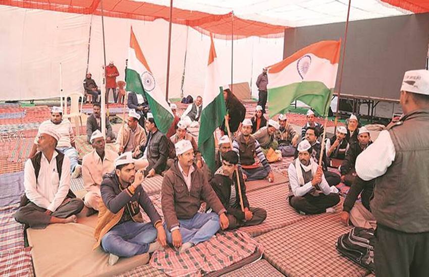 AAP कार्यालय पर जमे कुमार विश्‍वास के समर्थक। (फोटो: अमित मेहरा, इंडियन एक्‍सप्रेस)