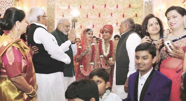 राजनीति के क्षेत्र में भले ही पीएम मोदी और लालू प्रसाद यादव एक दूसरे के धुर विरोधी हों लेकिन जब लालू ने अपनी बेटी की शादी का निमंत्रण पीएम मोदी को भेजा तो पीएम मना नहीं कर पाए। पीएम ने शादी में पहुंचकर वर-वधु को शुभकामनाएं दी।