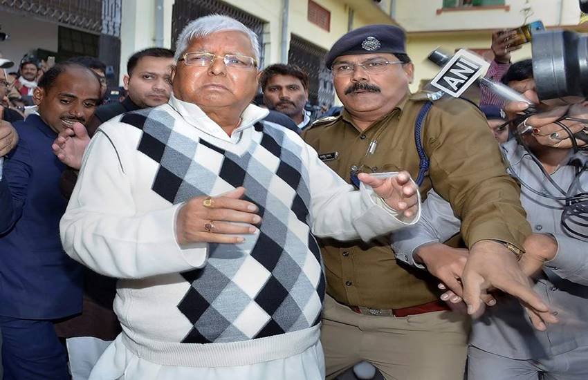 चारा घोटाले में सीबीआई कोर्ट द्वारा दोषी ठहराए जाने के बाद पुलिस सुरक्षा में लालू यादव। सोर्स: पीटीआई