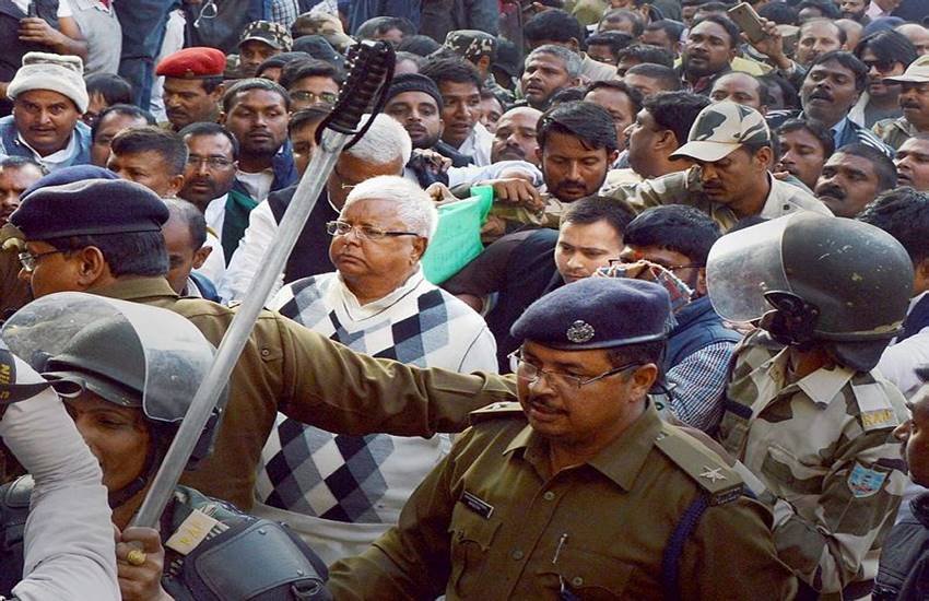 चारा घोटाले में सीबीआई अदालत द्वारा शनिवार को दोषी ठहराए जाने के बाद निराश लालू यादव। सोर्स: पीटीआई
