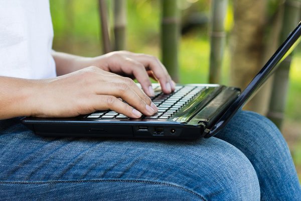 गोद में रखकर लैपटॉप चलाना। ये आदत आपके सेक्शुअल लाइफ पर काफी भारी पड़ सकती है। लैपटॉप के नीचे से निकलेवाली हीट शरीर पर बेहद बुरा प्रभाव डालती है।