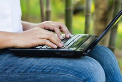 मुंबई: चार्ज हो रहा लैपटॉप सीधे चेहरे पर फटा, 5 महीने तक अस्‍पताल में हुई 25 सर्जरी