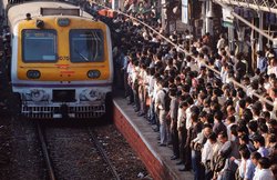 अब लोकल ट्रेन का टिकट भी फोन से कर सकेंगे बुक, जानें क्या है तरीका