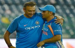 ’36 की उम्र में 26 के खिलाड़ियों को मात दे सकते हैं धोनी’, कोच रवि शास्त्री ने माही के आलोचकों को दिया करारा जवाब
