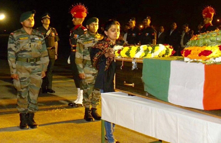 शहीद मेजर मोहारकर को अंतिम विदाई देतीं उनकी पत्नी अबोली।