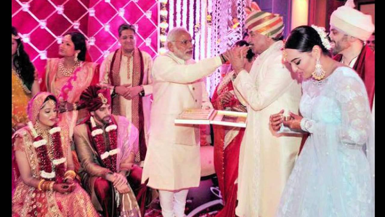 शत्रुघ्न सिन्हा को पीएम मोदी के खिलाफ बयान देते तो आपने कई बार देखा होगा लेकिन क्या आप जानते हैं कि दो साल पहले हुई शत्रुघ्न सिन्हा के बेटे कुश की शादी में ना सिर्फ पीएम मोदी पहुंचे बल्कि इस खुशी के अवसर पर उन्होंने शत्रुघ्न को मिठाई भी खिलाई।