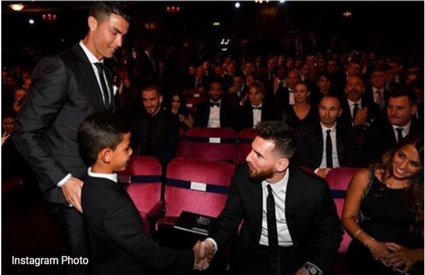 लियोनल मेसी से मिलते रोनाल्डो के बेटे। लियोनल मेसी से मिलते रोनाल्डो के बेटे।