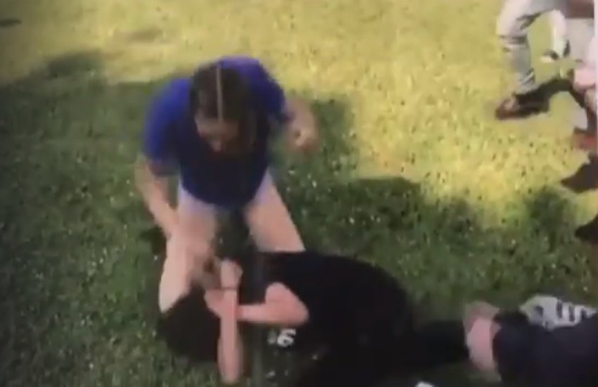 इस घटना का वीडियो सोशल मीडिया पर खूब वायरल हो रहा है जिसे पीड़ित लड़की के पिता ने अपने फेसबुक अकाउंट पर शेयर किया है। (Photo Source: Video Grab)