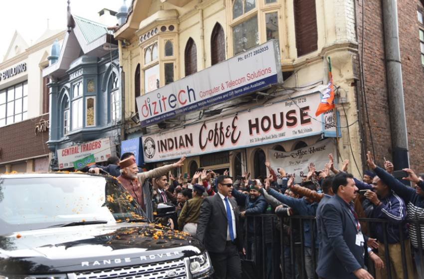 Narendra Modi, PM Narendra Modi, PM Narendra Modi in Shimla, PM Narendra Modi in Hamachal Pradesh, PM Narendra Modi on Shimla Road, Narendra Modi Shimla Coffee, Narendra Modi coffee pic, Picture Gallery, photo gallery