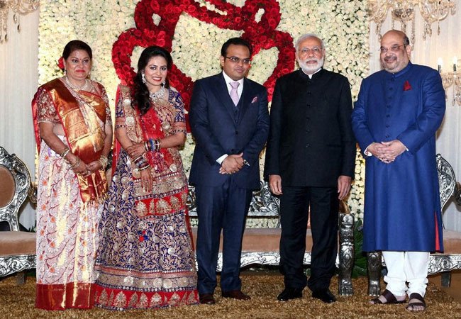 अमित शाह वैसे भी पीएम मोदी के बेहद करीबी हैं। साल 2015 में अमित शाह के बटे जय शाह की शादी के रिसेप्शन में पीएम मोदी पहुंचे और उन्होंने वर-वधू को आर्शीवाद दिया।