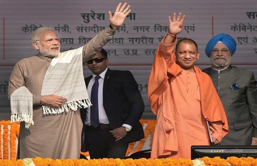 दिल्‍ली मेट्रो की मैजेंटा लाइन के उद्घाटन के मौके पर पीएम नरेंद्र मोदी और उत्‍तर प्रदेश के मुख्‍यमंत्री योगी आदित्‍यनाथ। सोर्स: पीटीआई
