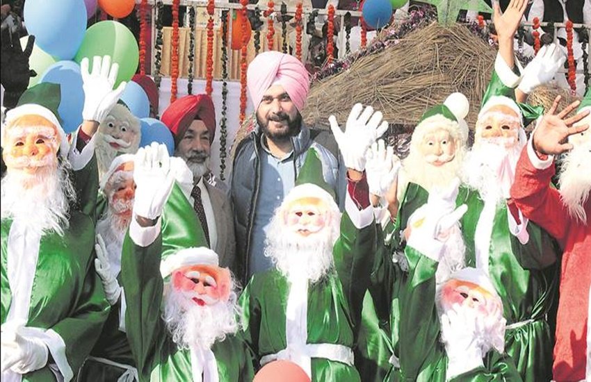 अमृतसर में राज्य सरकार द्वारा आयोजित किए गए एक क्रिसमस कार्यक्रम में मंत्री नवजोत सिंह सिद्धू। (Express Photo by Rana Simranjit Singh) 