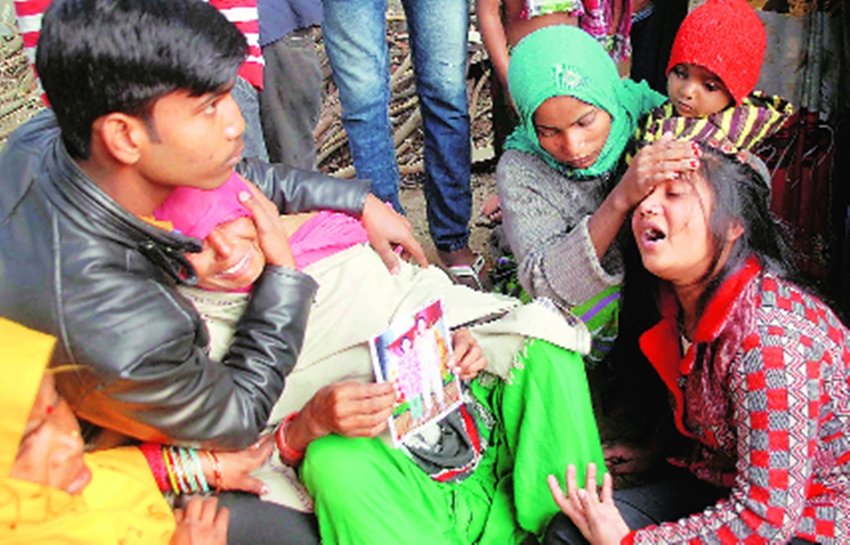 नोएडा में मंगलवार को वारदात की सूचना के बाद रोते-बिलखते परिजन।