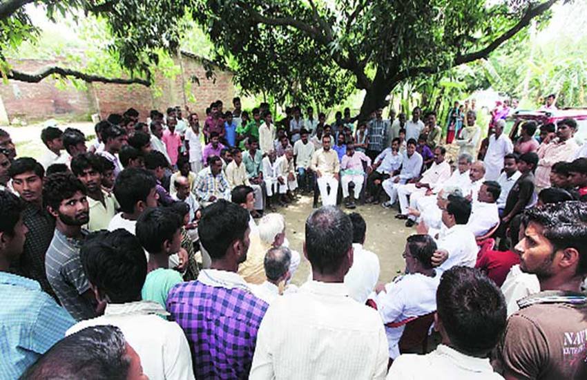 पंचायत ने किया पीड़ित परिवार के बहिष्कार का आदेश (प्रतीकात्मक तस्वीर)