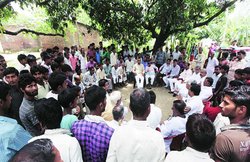 यूपी: पहले 2 साल की बेटी की दे दी गई नरबलि, अब पंचायत ने दिया पीड़ित परिवार के बहिष्कार का आदेश